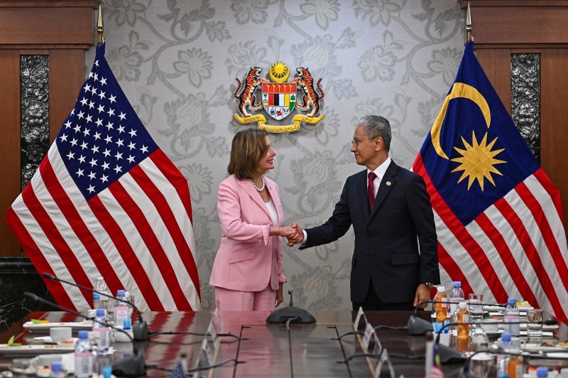  لقاء رئيس البرلمان الماليزي مع بيلوسي
