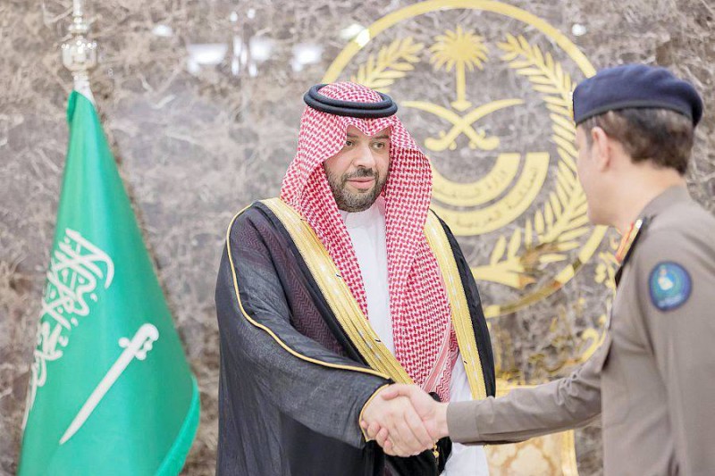 



الأمير فيصل بن خالد مكرما أحد المميزين.
