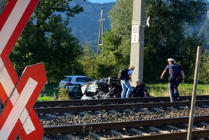 عناصر من الشرطة النمساوية يباشرون موقع الحادث