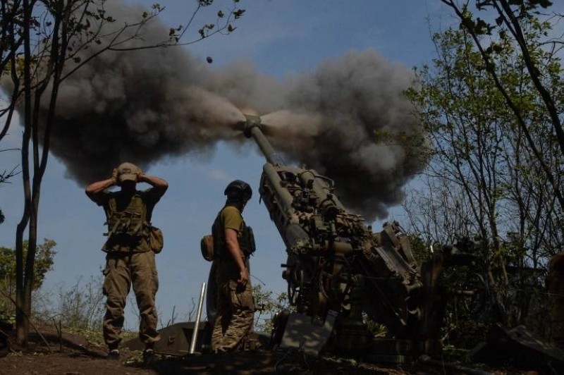جنود أوكرانيون يطلقون قذيفة من مدفع هاوتزر على موقع في خط المواجهة مع روسيا