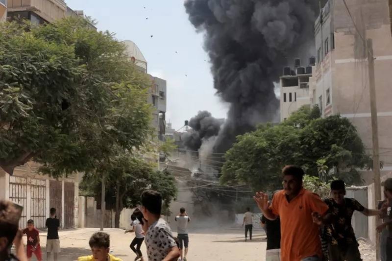 مدنيون يفرون من القصف الإسرائيلي على أحياء غزة.