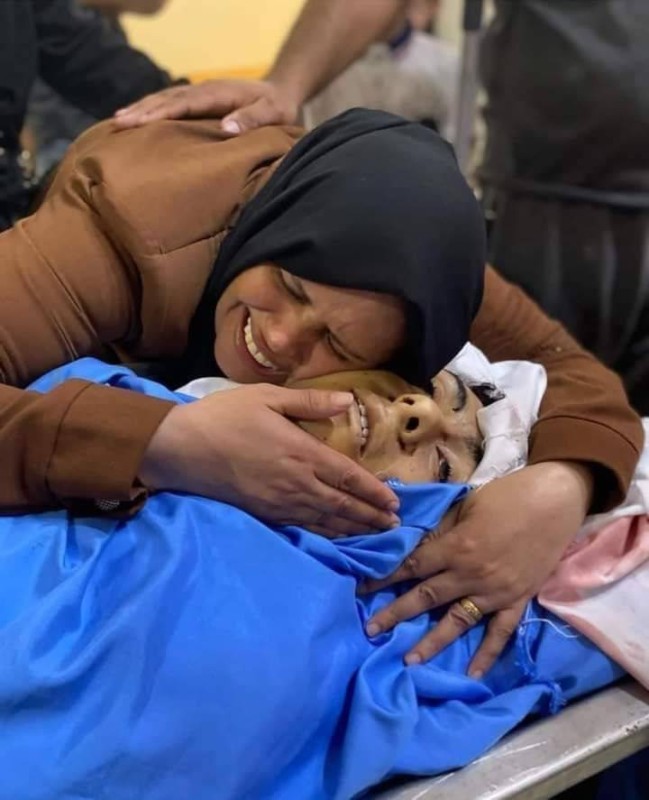 فلسطينية تودع طفلها الذي قتل في قصف اسرائيل للأحياء المدنية في غزة