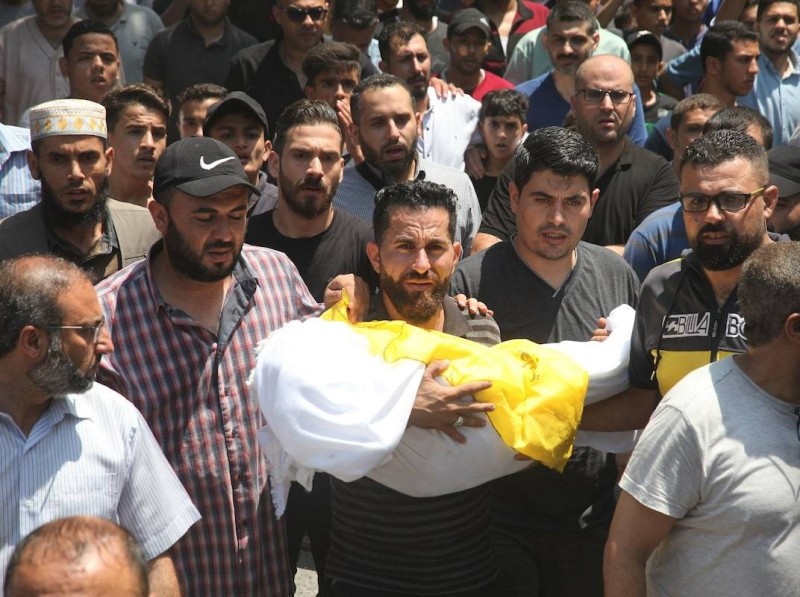 مدنيون يشيعون ضحايا القصف الإسرائيلي