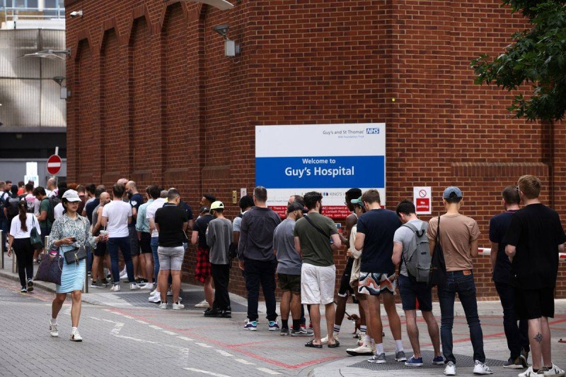 بريطانيون بانتظار الحصول على لقاح جدري القرود في مستشفى غايز بلندن. (وكالات) 