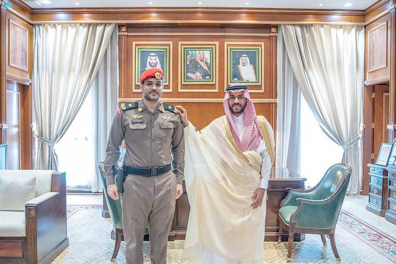 



الأمير فيصل بن فهد مقلدا البلادي رتبته الجديدة. (عكاظ)