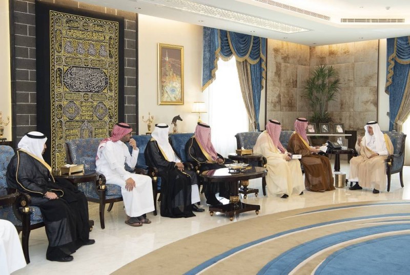 الأمير خالد الفيصل مستقبلا محافظ جدة ونائب أمين المحافظة وعدد من مسؤولي الأمانة