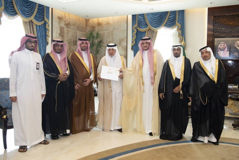 الأمير خالد الفيصل في استقبال محافظ جدة ونائب أمين المحافظة وعدد من مسؤولي الأمانة