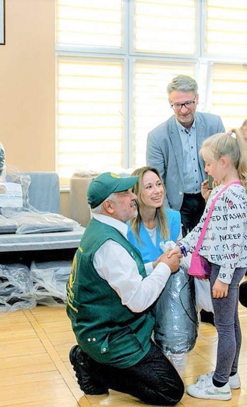 الربيعة يقف على تسليم المساعدات الإيوائية للاجئين الأوكرانيين