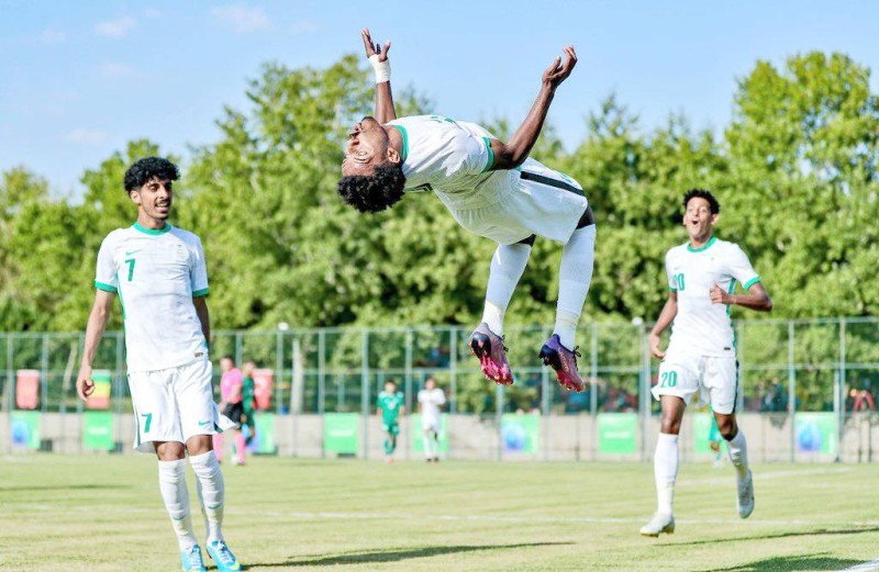 



احتفالية نجمي المنتخب السعودي الأولمبي هيثم عسيري وأحمد الغامدي بالهدفين اللذين سجلاهما في مرمى الجزائر في اللقاء الذي جمعها أمس.