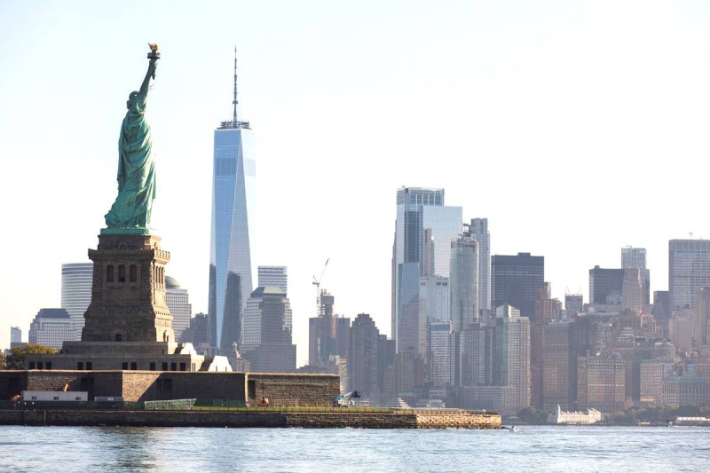 



تمثال الحرية يطل على ناطحات السحاب في نيويورك. (وكالات)