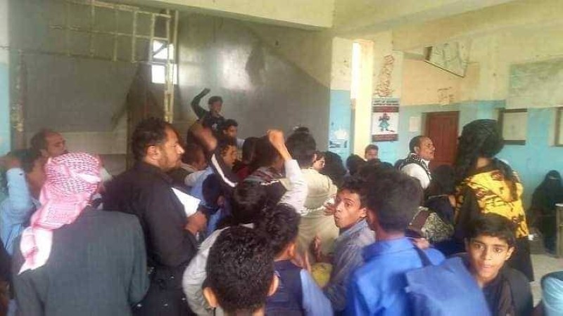 طلاب ومدرسون يحتجون في إحدى المدارس على بيع الكتاب المدرسي.