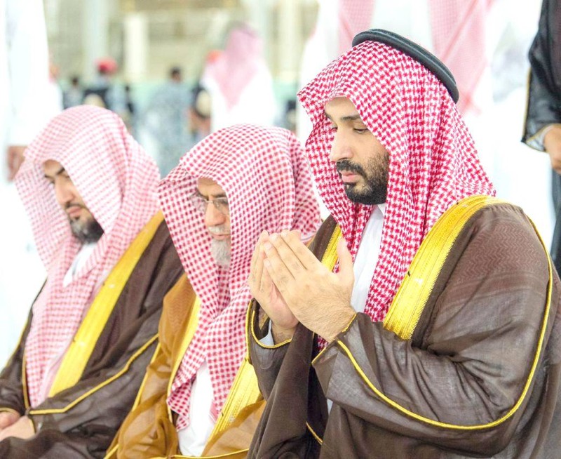 



الأمير محمد بن سلمان يؤدي الصلاة في الحرم المكي.