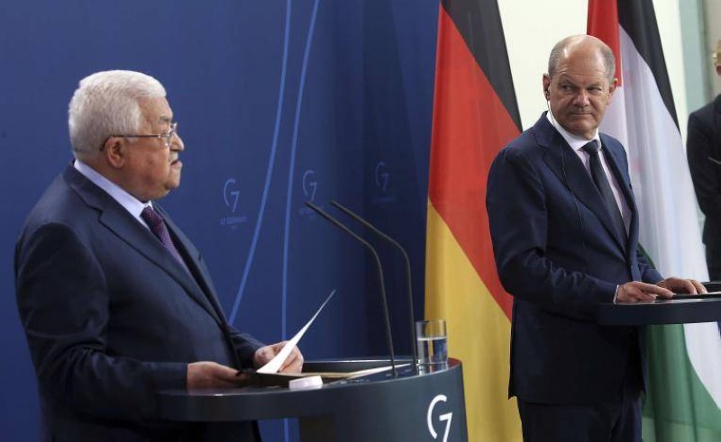 محمود عباس والمستشار الألماني