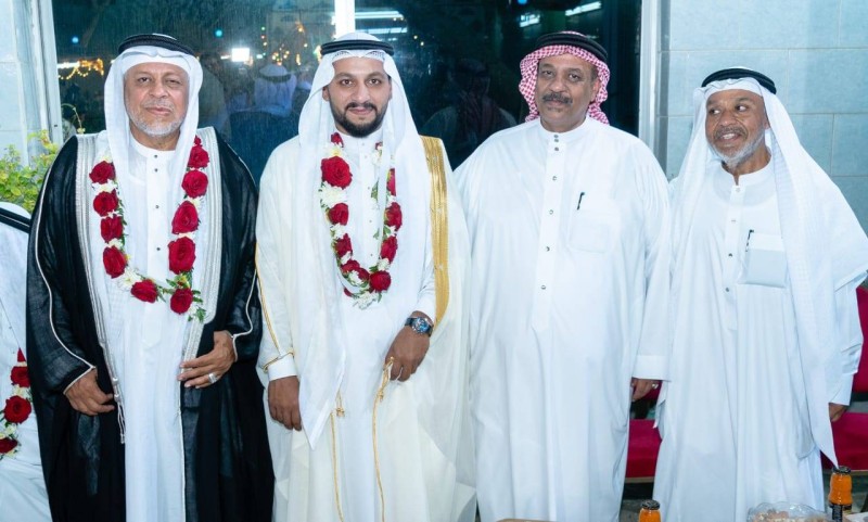 العريس عبدالعزيز  وعدد من ذويه وأصدقائه في عقد القران.