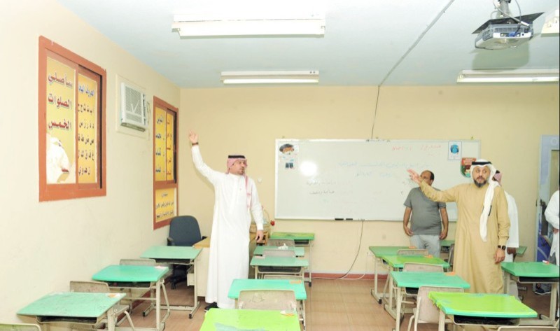 مدير تعليم جدة الدكتور نايف الزارع خلال جولته على بعض المدارس أمس. (تصوير: عبدالله عقيلي)