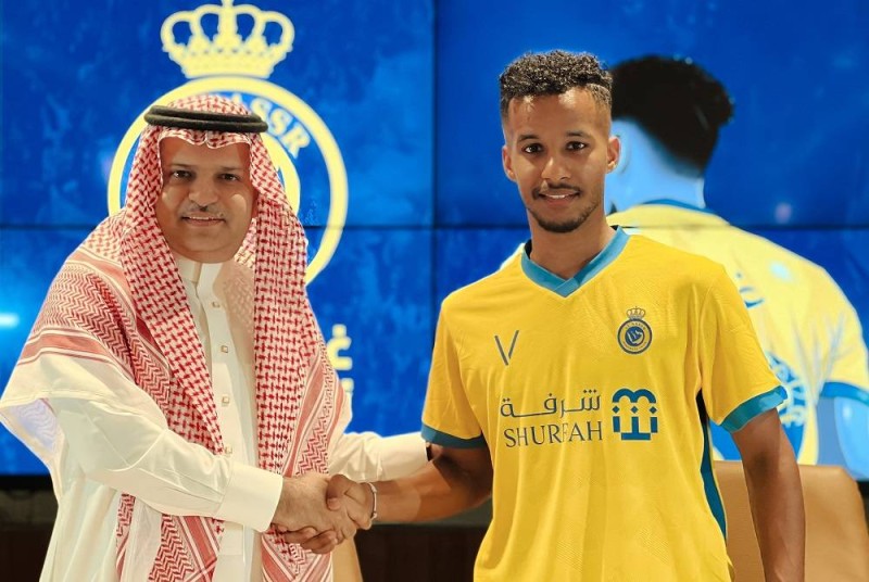 رئيس مجلس إدارة نادي النصر مسلي آل معمر واللاعب عبدالرحمن غريب بعد التوقيع (المركز الإعلامي بنادي النصر)