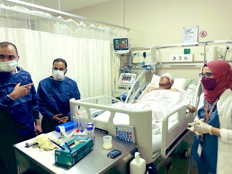 



أحد المصابين السعوديين يتلقى الرعاية الطبية.