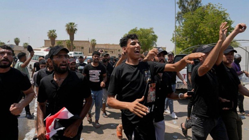 عراقيون يتظاهرون في بغداد