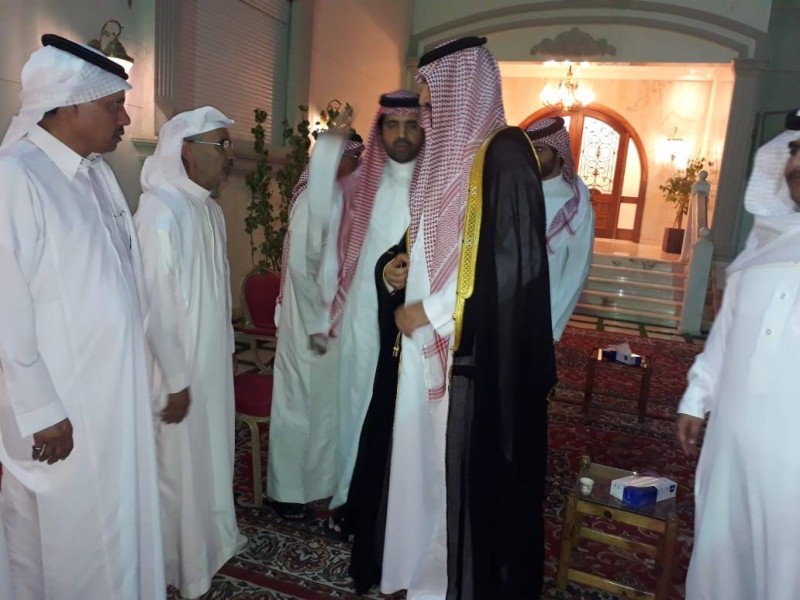 الأمير عبدالعزيز بن فيصل مقدما واجب العزاء.