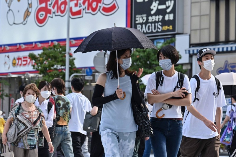 قناع الوجه أقوى الدفاعات بين المارة في شوارع طوكيو. (وكالات) 