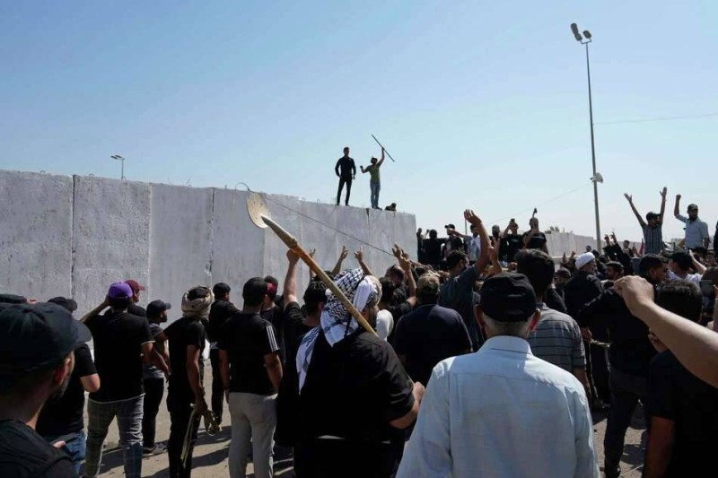 انصار الصدر في تظاهرات في بغداد أمس