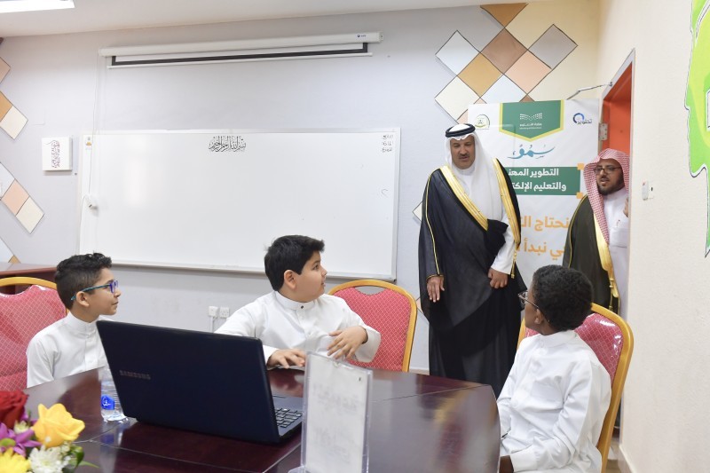 الأمير فيصل بن سلمان خلال زيارته مدرسة عمرو بن الجموح الابتدائية.