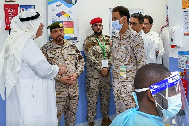 الدكتور خالد البياري متفقدا مستشفى الأمير سلطان للقوات المسلحة في المدينة المنورة (وزارة الدفاع)