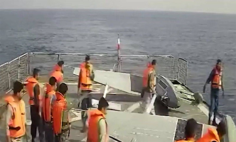 مسلحون من الحرس الثوري يعرضون طائرة أمريكية استولوا عليها في البحر