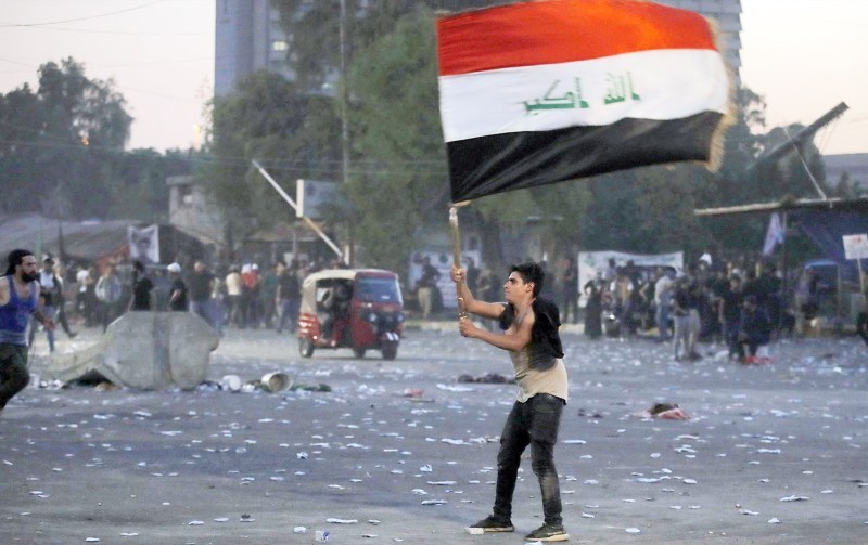 



عراقي يحمل علم بلاده خلال تظاهرة في بغداد.