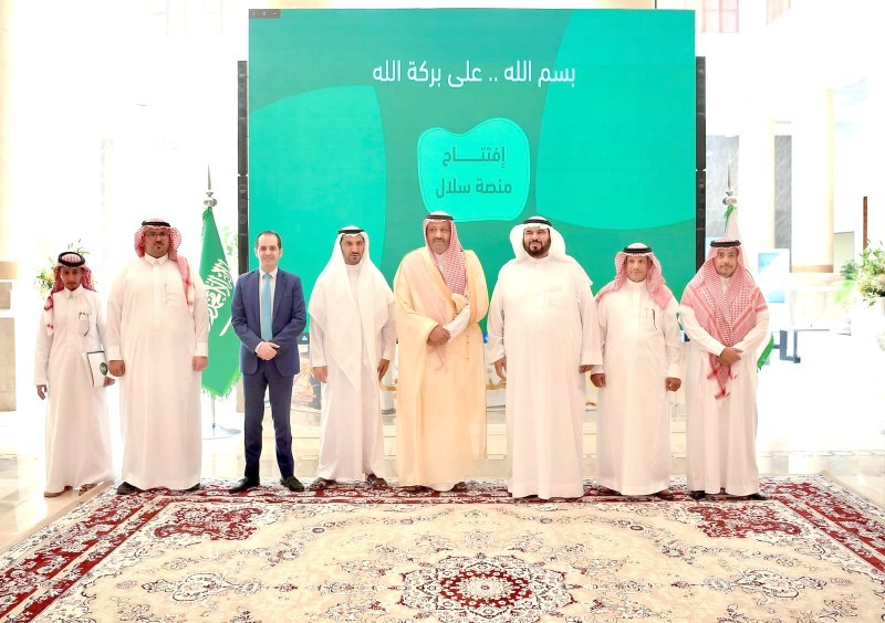 



 الأمير حسام بن سعود خلال تدشينه منصة سلال التسويقية للمنتجات الزراعية.