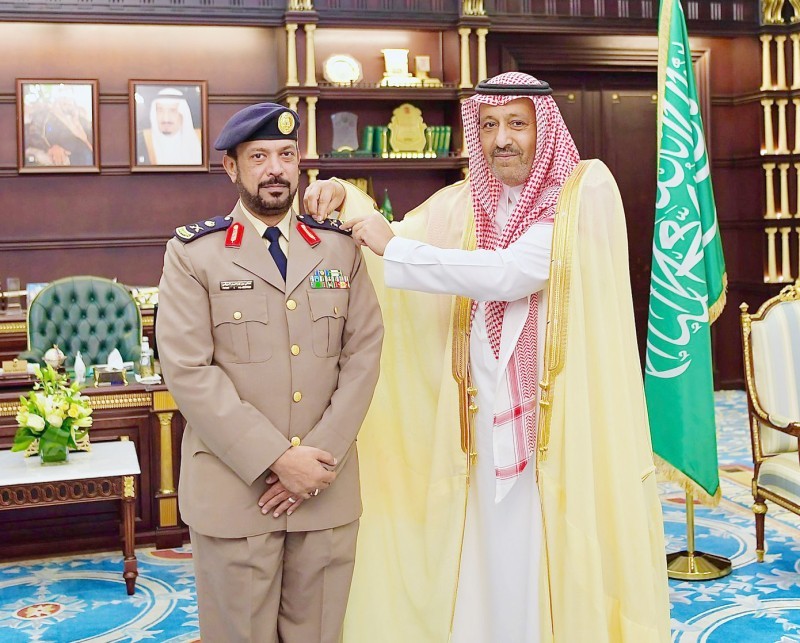 



الأمير حسام بن سعود مقلداً الزرقي رتبته الجديدة. (عكاظ)