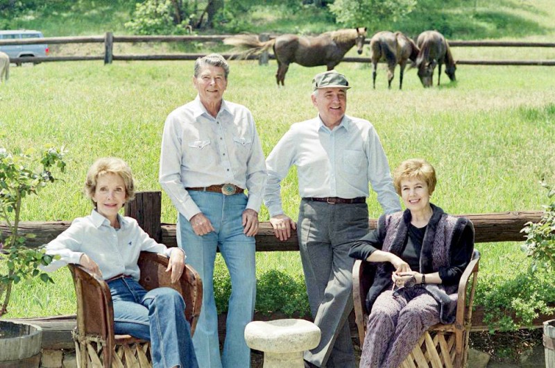 الرئيسان الأمريكي رونالد ريغان والروسي غورباتشوف ومعهما زوجتاهما في 1992. (وكالات)