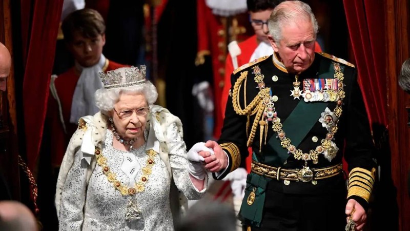 الملك تشارلز الثالث مع الملكة الراحلة.