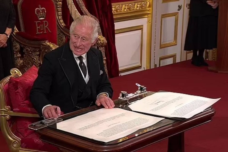 ملك بريطانيا يبدو مستاء أثناء التوقيع