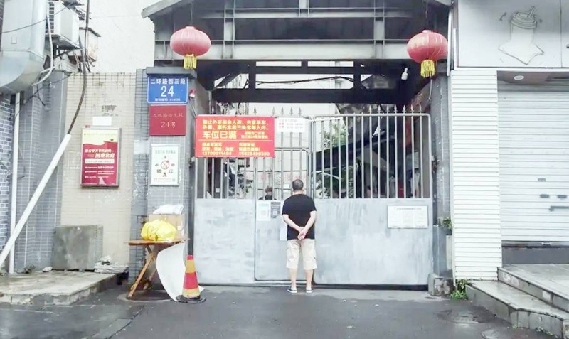 



صيني ينظر إلى مجمع سكني تم إغلاقه بسبب الوباء في شينغدو بمحافظة سيشوان. (وكالات)