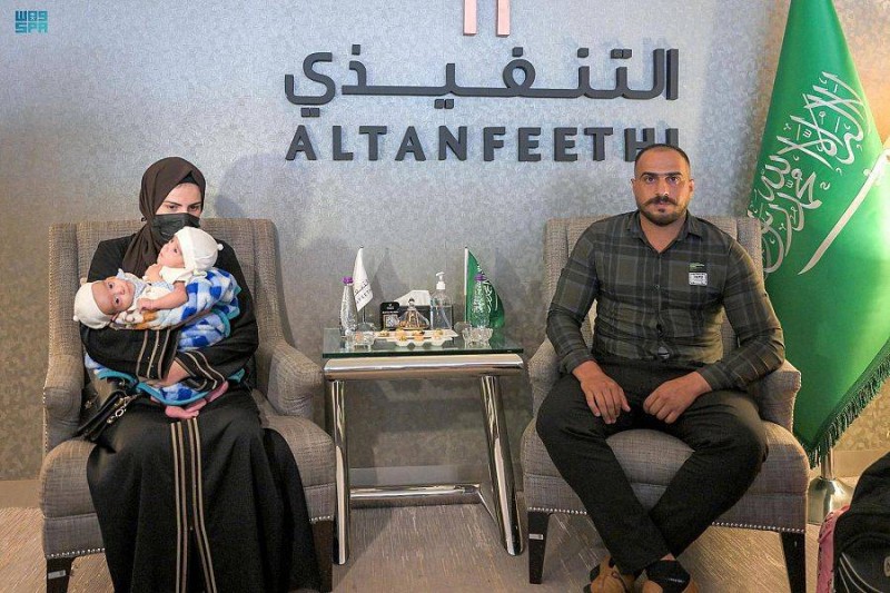 التوأم السيامي العراقي عمر وعلي مع والديهما بعد وصولهما إلى الرياض