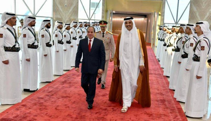 أمير قطر مستقبلا الرئيس المصري.