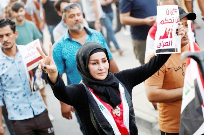 



متظاهرة عراقية تندد بتدخلات إيران ومحاولاتها السيطرة على الحكم.