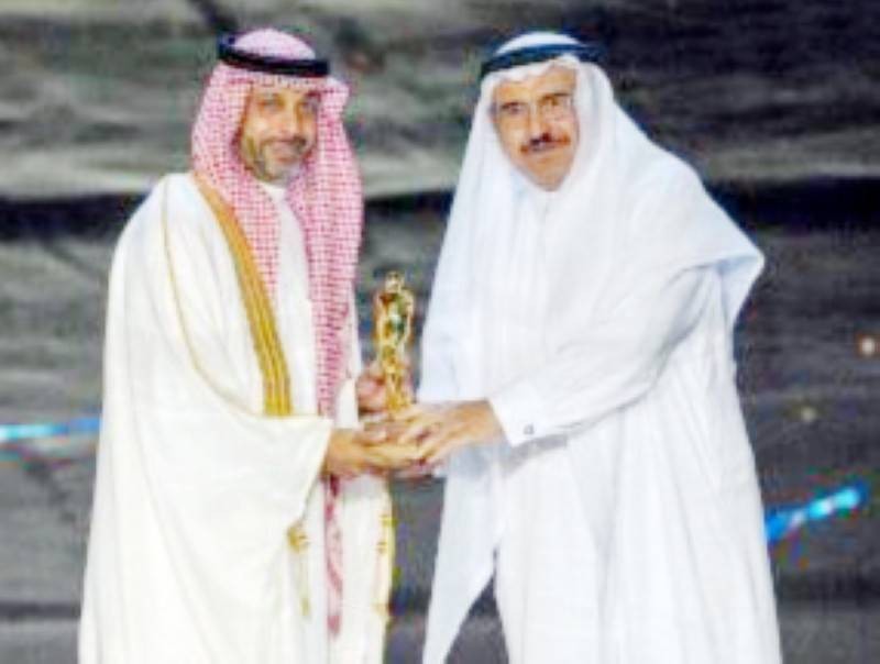 الدكتور عبدالعزيز السبيل يتسلّم جائزة شخصية العام.