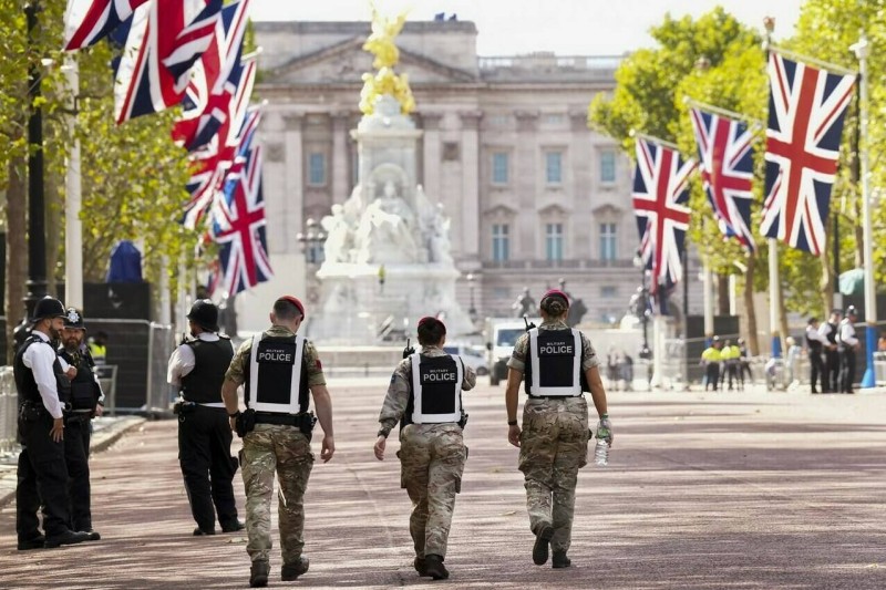 قوات أمنية بريطانية حول القصر الذي يرقد فيه جثمان الملكة