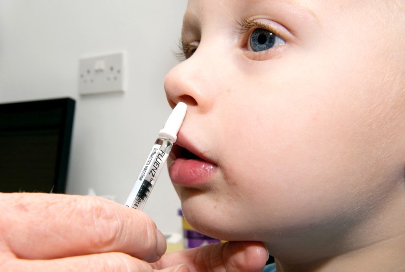 <br />
<br />
<br />
<br />
لقاح الإنفلونزا يتم رشّه في أنف الطفل دون حاجة إلى «الإبرة». (وكالات)