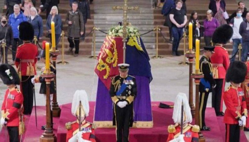 الملك تشارلز أمام جثمان الملكة.