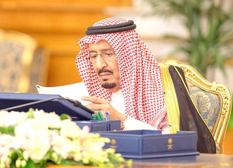 



خادم الحرمين خلال ترؤسه جلسة مجلس الوزراء في قصر السلام أمس.