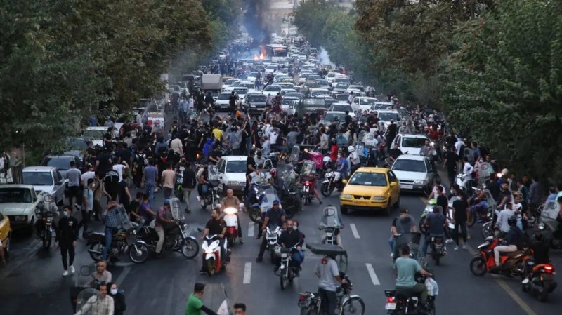 محتجون إيرانيون ينددون بقمع نظام الملالي.