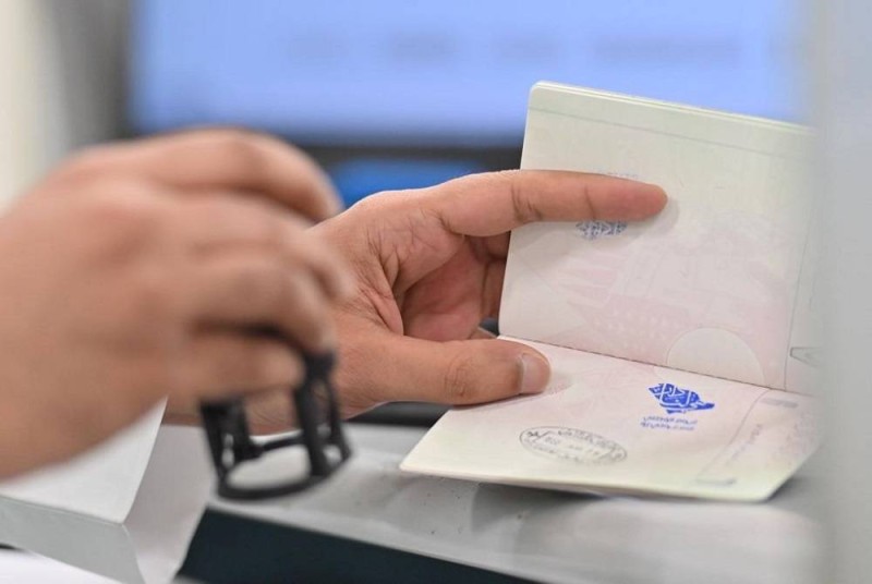 الختم الخاص بمناسبة اليوم الوطني السعودي الـ92 بعد ختمه على جواز أحد المسافرين