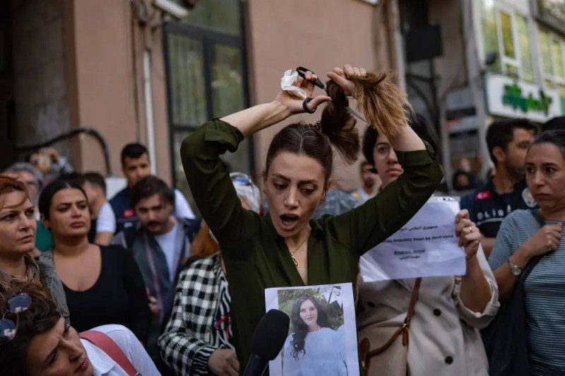 إيرانية تقص شعرها احتجاجا على مقتل أميني