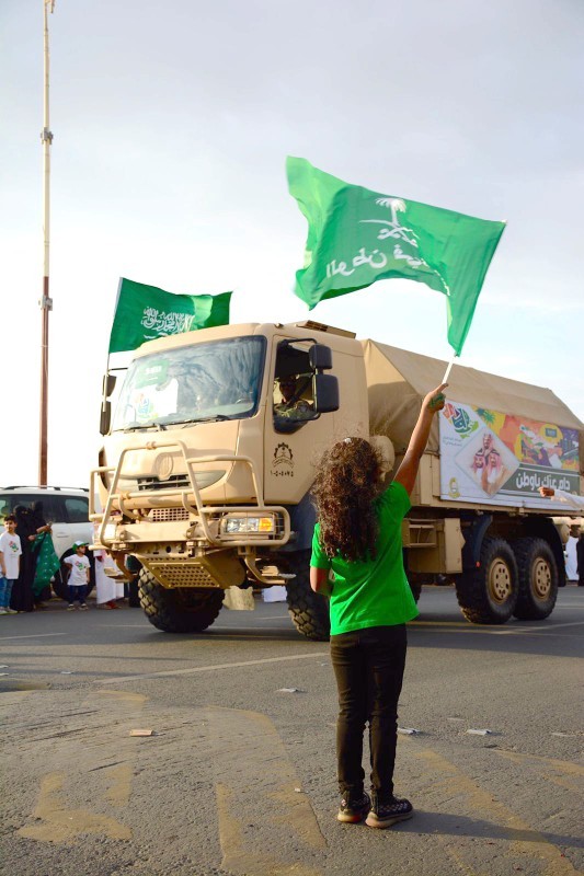 



طفلة تلوّح بالعلم السعودي لمسيرة القوات المسلحة احتفالاً باليوم الوطني أمس. (عكاظ)