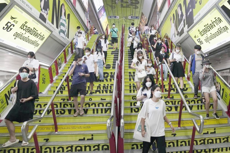 



أعلنت الحكومة التايلندية، أنها سترفع حال الطوارئ الصحية المعلنة منذ مارس 2020. وفي الصورة مواطنون في محطة قطارات ببانكوك. (وكالات)