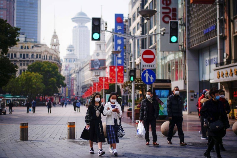 سكان شنغهاي لا يزالون يرتدون الكمامات. وأعلنت الصين أمس تسجيل 999 إصابة جديدة. (وكالات) 