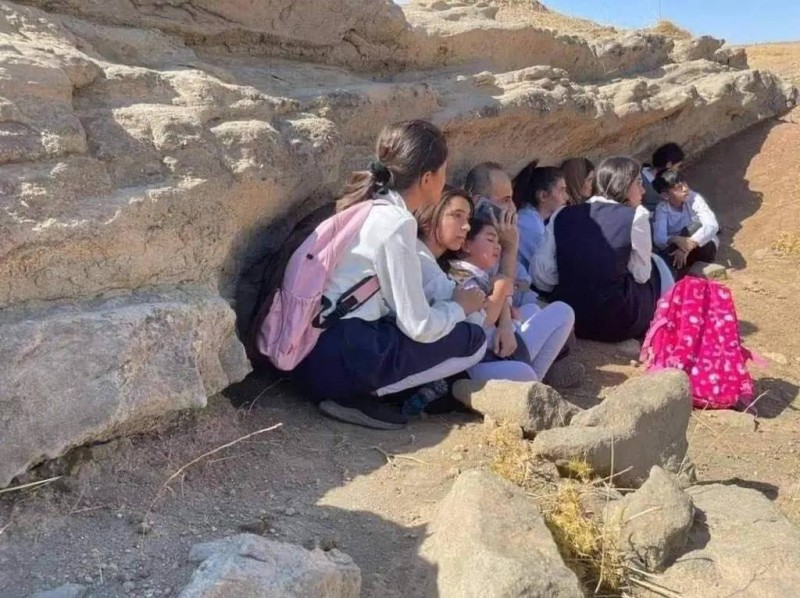 طلاب يختبئون من القصف الإيراني.
